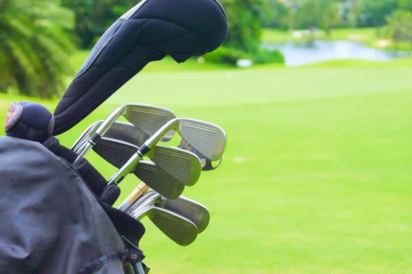 golf kulüpleri yeşil alanın arka planı üzerinde bir dizi