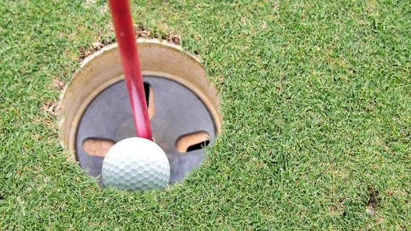 Pelota de golf en el campo —  Fotos de Stock