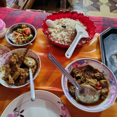 İçinde pirinç, haşlanmış yumurta, et körisi ve salata bulunan lezzetli bir Hint yemeği. Yemeğe hazır mısın?.