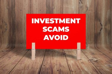 Yatırım Dolandırıcıları Kaçınıyor, Kırmızı Dikdörtgen Kartı Tutuluyor Clothespin Ahşap Döşeme Arkaplanı, İş ve Yatırım Dolandırıcılığı Tema Dolandırıcılığından Kaçınıyor