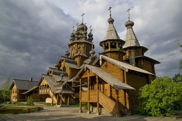 Svyatogorsk Lavra, kutsal dağ Seversky Donets Nehri kıyısında yer alan.