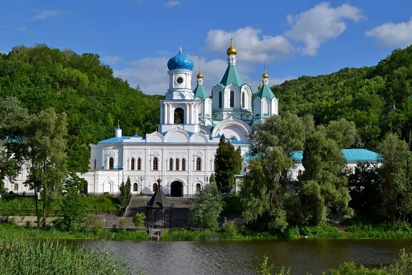 Svyatogorsk Lavra, situato nelle Montagne Sacre sulla riva del fiume Seversky Donets . — Foto Stock