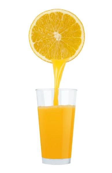 Frischer Orangensaft isoliert auf weiß — Stockfoto