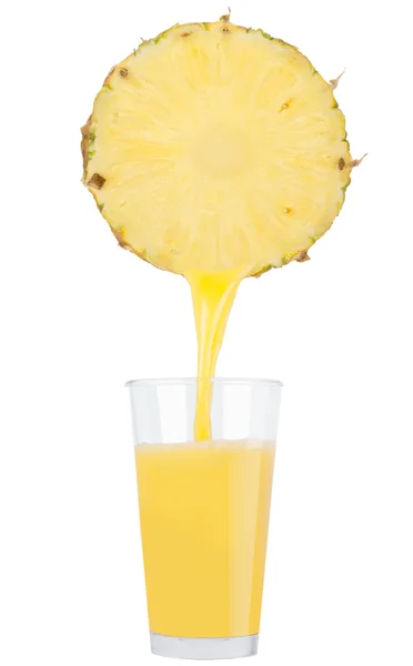 Färsk ananasjuice isolerad på vit — Stockfoto
