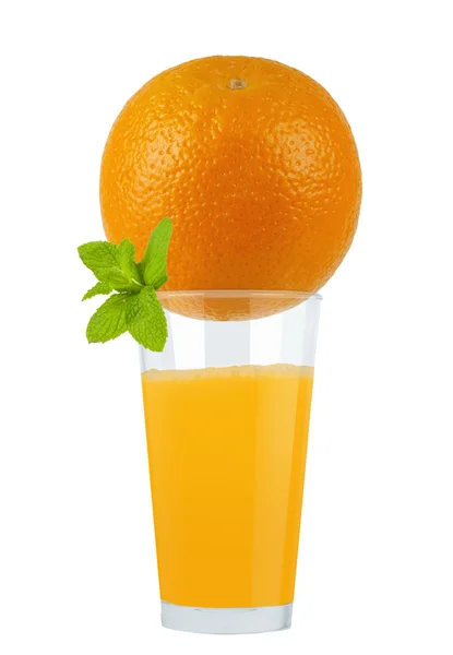 Glas apelsinjuice med apelsin — Stockfoto