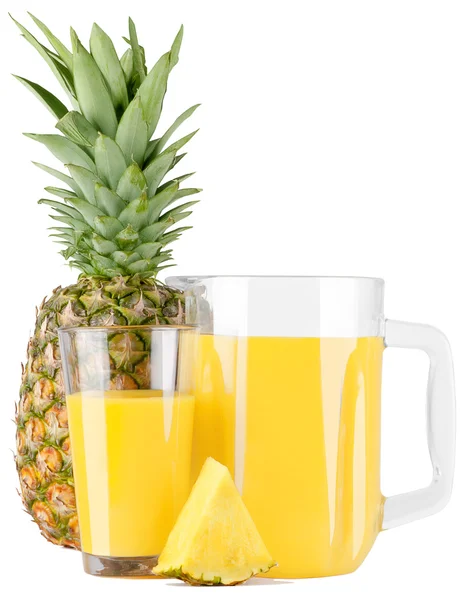 Pichet en verre avec jus d'ananas — Photo