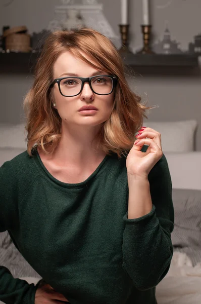 Schönes Porträt einer Frau, die auf einem Bett aufwacht, mit frischem Gesicht — Stockfoto