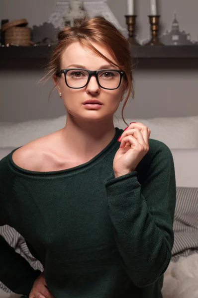 Mooi portret van vrouw wakker op een bed, met frisse huid gezicht — Stockfoto