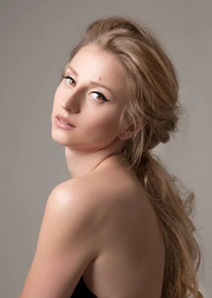 Красивое лицо молодой женщины с идеальной кожей — стоковое фото