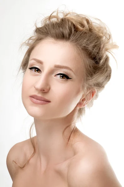 Bellissimo viso di giovane donna con pelle perfetta — Foto Stock