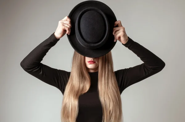 Szép stílusos nő szőke hosszú hajú, fekete ruha és kalap — Stock Fotó