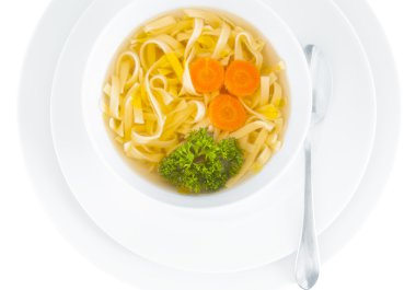 Beyaz arka plan üzerinde tavuk çorbası