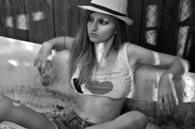 Batı tarzı genç, seksi sarışın cowgirl