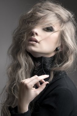 kıvırcık saçlı güzel sarışın kadın