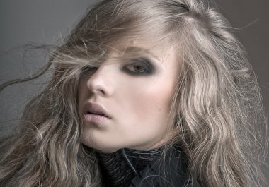 kıvırcık saçlı güzel sarışın kadın