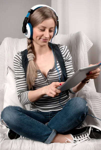 Girl relaxing in headphone listen to music — Stock Photo, Image