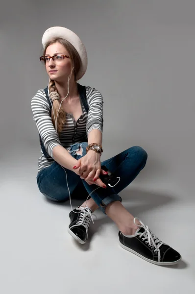 Lány a fejhallgató, zenét hallgatni — Stock Fotó