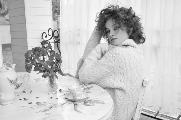 Mujer feliz en suéter cálido con pelo rizado — Foto de Stock