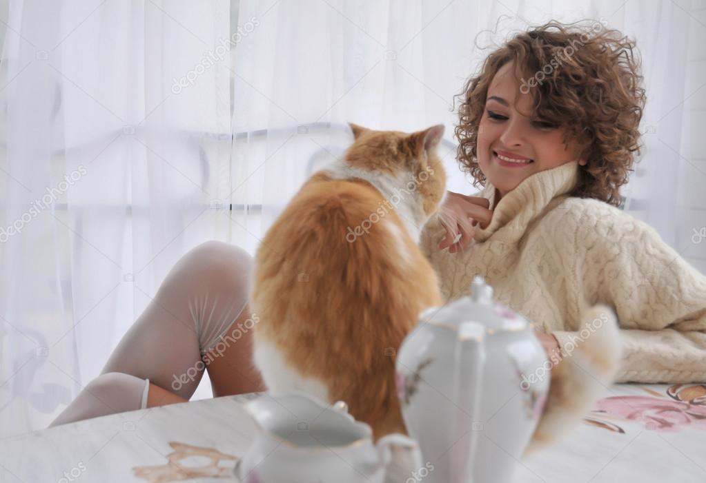 Femme Heureuse Cheveux Boucles Souriants Et Calins Avec Chat Rouge Image Libre De Droit Par Flisakd C