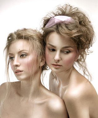 İki güzel genç kadın ile mükemmel ve taze bir cilt