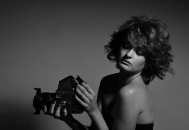 Siyah ve beyaz fotoğraf makinesi ile güzel kadın fotoğrafı