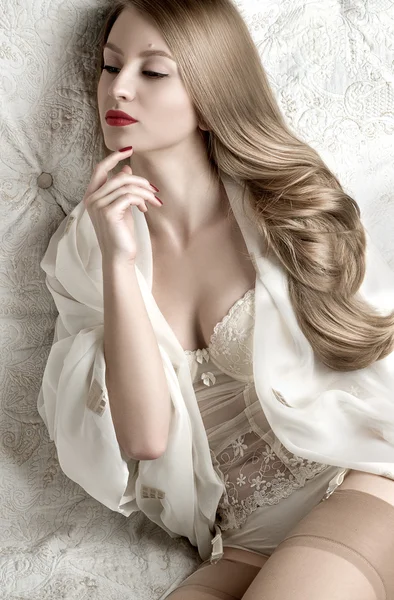 Mulher loira bonita em lingerie branca — Fotografia de Stock