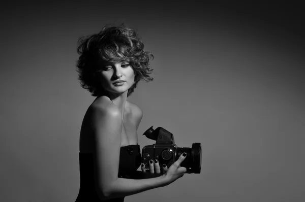 Black and white photo of beautiful woman with photo camera — Stock Photo, Image