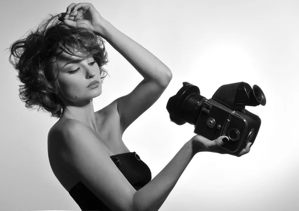 Schwarz-Weiß-Foto der schönen Frau mit Fotokamera — Stockfoto