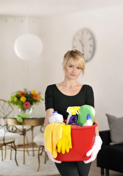 Женщина с моющим средством для чистого дома — стоковое фото