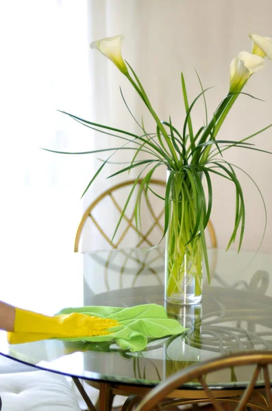 테이블에 청소 서비스 꽃 — 스톡 사진
