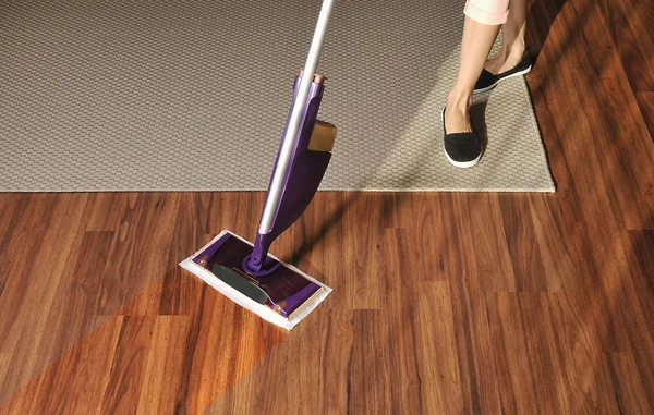 モダンなモップほこりから木製の床清掃に — ストック写真