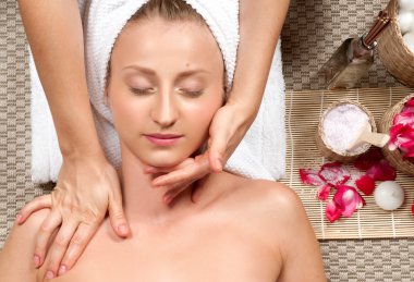 Spa, güzel kadını bir masajdan sonra