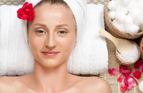 Retrato de la joven hermosa mujer en el salón de spa — Foto de Stock