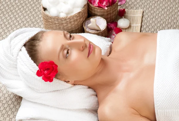 Retrato de la joven hermosa mujer en el salón de spa —  Fotos de Stock