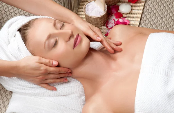 Hermosa mujer en el spa, teniendo un masaje facial — Foto de Stock