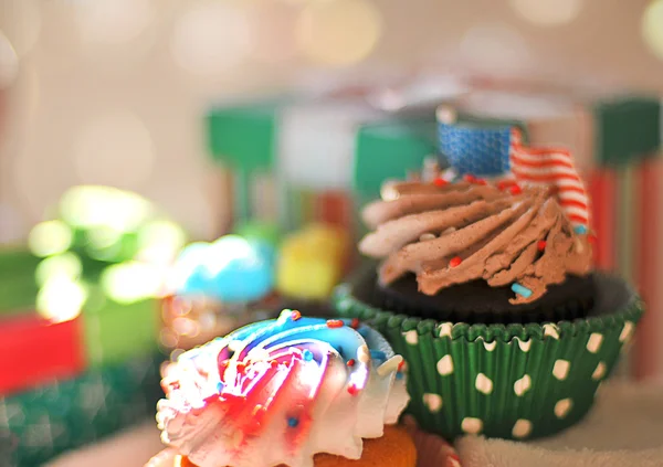 Schokoladen-Cupcakes dekorierten Flaggen zur Feier des Unabhängigkeitstages — Stockfoto