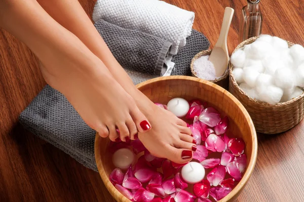 Mooie vrouwelijke voeten op spa salon over pedicure procedure. — Stockfoto