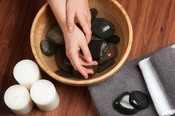 Manos spa, hermosas manos de mujer en salón de uñas — Foto de Stock