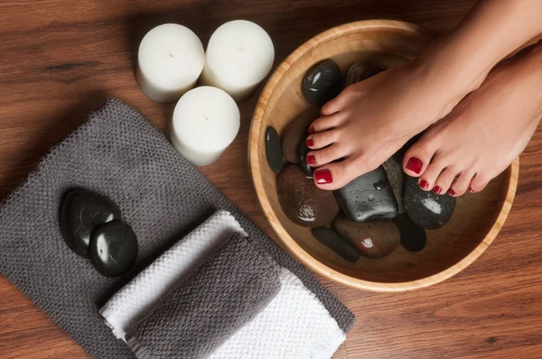 Los pies femeninos cuidados en el procedimiento de pedicura spa — Foto de Stock