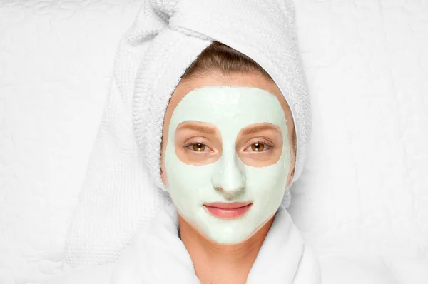 Tratamentos de beleza. Mulher aplicando máscara facial no spa — Fotografia de Stock