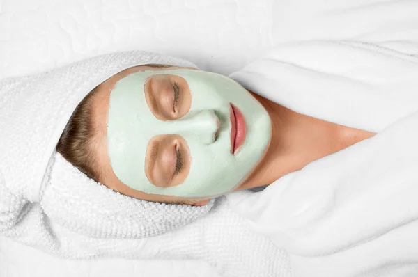 Tratamentos de beleza. Mulher aplicando máscara facial no spa — Fotografia de Stock