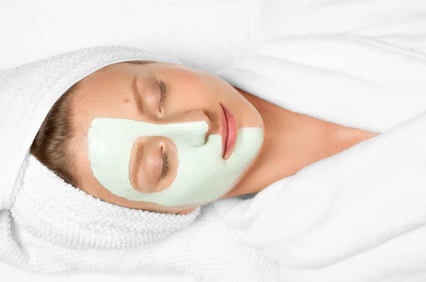 Лікування краси. Жінка застосовує маску для обличчя в спа-центрі — стокове фото