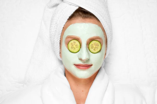 Schönheitsbehandlungen. Frau trägt Gesichtsmaske im Wellnessbereich auf — Stockfoto