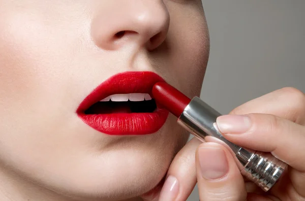 Retrato de belleza aplicando lápiz labial rojo en los labios maquillaje perfecto . — Foto de Stock