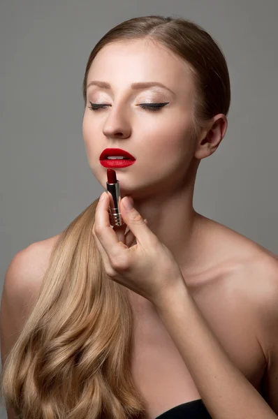 Professzionális smink. Nő alkalmazása vörös rúzs a szája szépség portréja — Stock Fotó