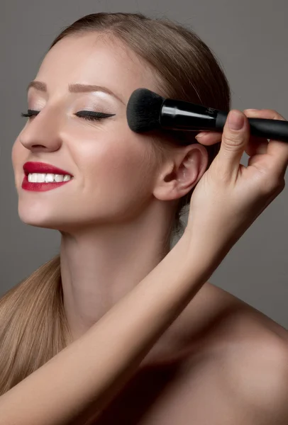 Make-up. Make-up Nahaufnahme. Kosmetikpuder Pinsel. perfekte Haut — Stockfoto