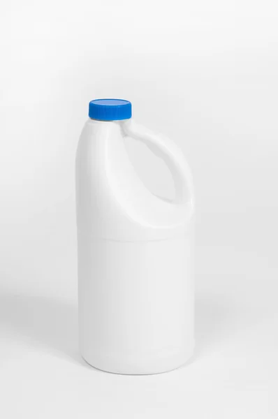 Пластиковая бутылка бытового моющего средства на белом фоне — стоковое фото