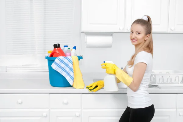 Schoonmaak service, vrouw met wasmiddel — Stockfoto