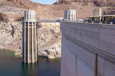 Kuraklık sırasında Hoover Barajı giriş kuleleri. Mead Gölü manzarası, turistler ve Arizona sınırı..