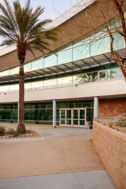 California Üniversitesi, Riverside, UCR Palm Desert Center girişi alacakaranlıkta ön kapılı.